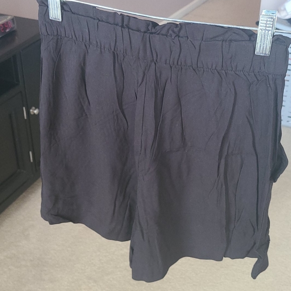 Wide cut shorts - Picture 2 of 2